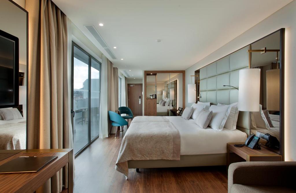 
Twin Executive Sea View
