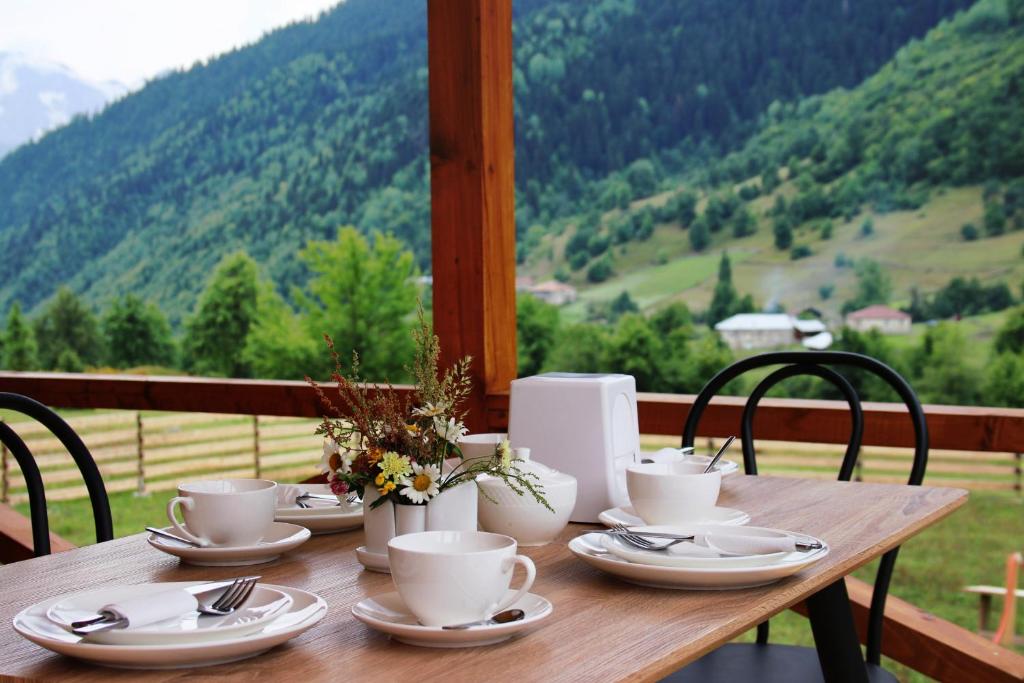 Nespecifikovaný výhled na hory nebo výhled na hory při pohledu z hotelu