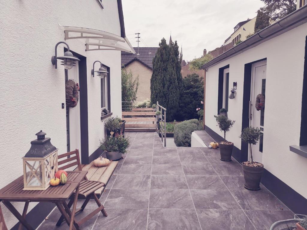 une terrasse avec un banc et une table avec des citrouilles dans l'établissement Gästehaus Klostergasse, à Lorch am Rhein