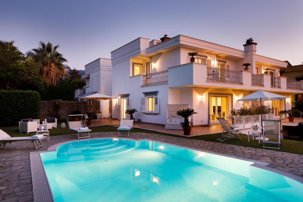 una villa con piscina di fronte a una casa di Villa D'Esposito - Sorrento Coast a Sant'Agnello