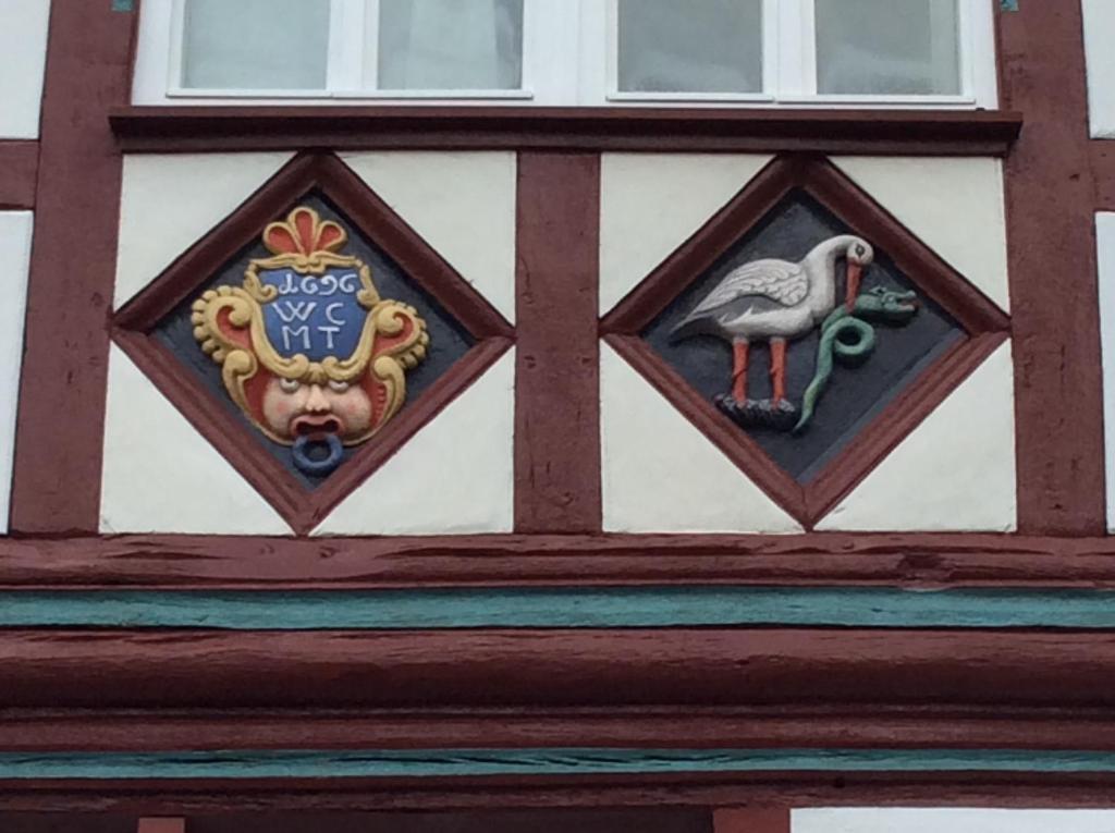 a crest on the side of a building at Storchenhaus Bremm in Bremm