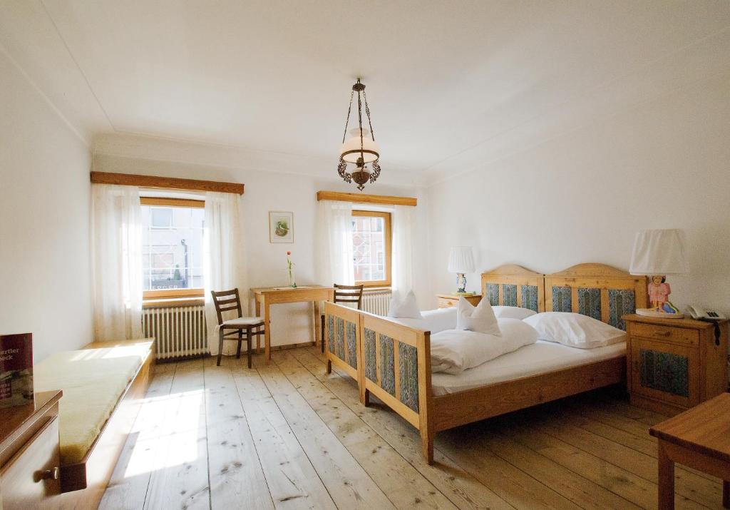 um quarto com uma cama, uma mesa e cadeiras em Ristorante Napoleone em Altheim