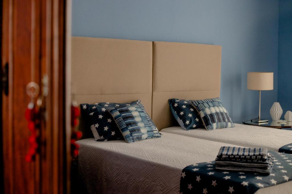 ポンタ・デルガダにあるCasa de Santa Margaridaのベッドルーム1室(枕付きのベッド2台付)