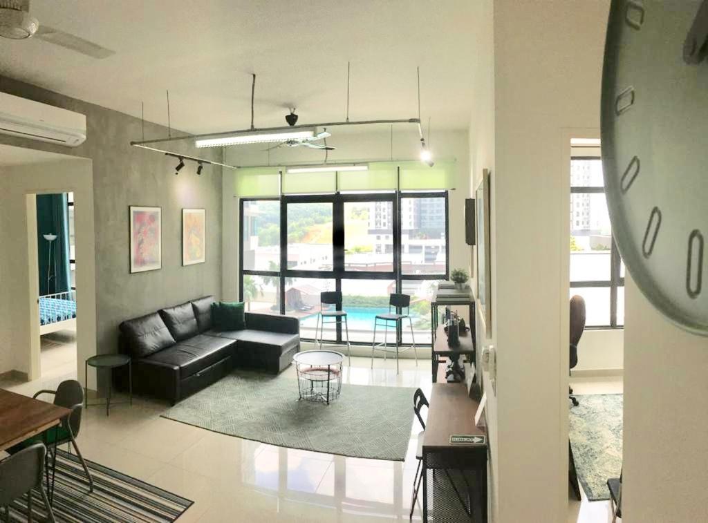 Posezení v ubytování Conezion IOI Putrajaya (Rustic Suite, 3 Bedrooms, 2 Baths, WiFi, Pool & City View) by MRK