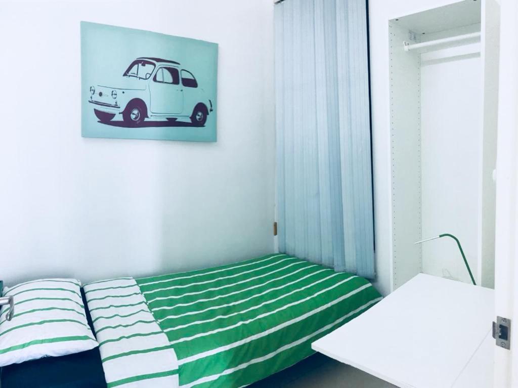 Postel nebo postele na pokoji v ubytování Conezion IOI Putrajaya (Rustic Suite, 3 Bedrooms, 2 Baths, WiFi, Pool & City View) by MRK