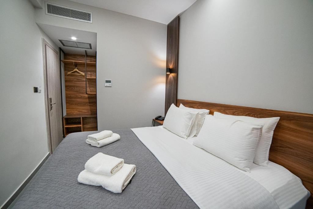 Postel nebo postele na pokoji v ubytování Argo Hotel Piraeus
