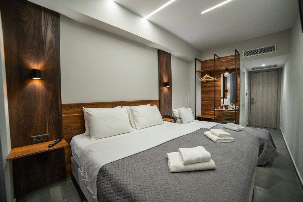 Postel nebo postele na pokoji v ubytování Argo Hotel Piraeus