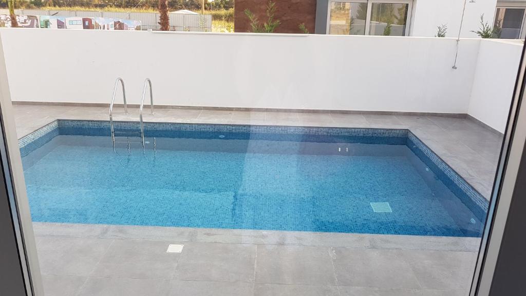 Bazén v ubytování Mobina Villas nebo v jeho okolí