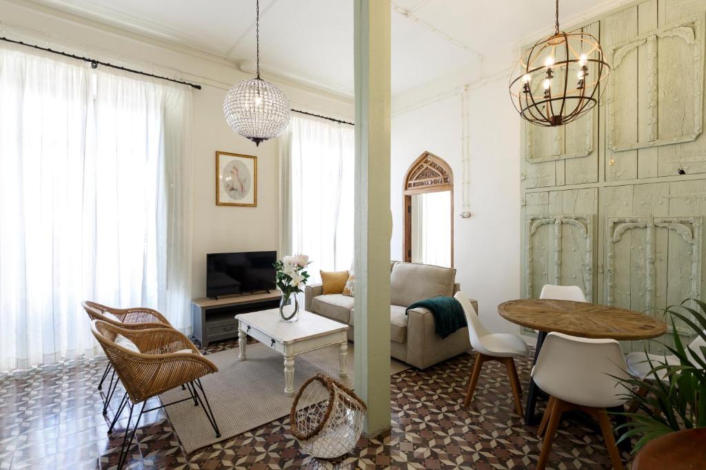 salon z kanapą i stołem w obiekcie Teatro Suites Málaga w Maladze