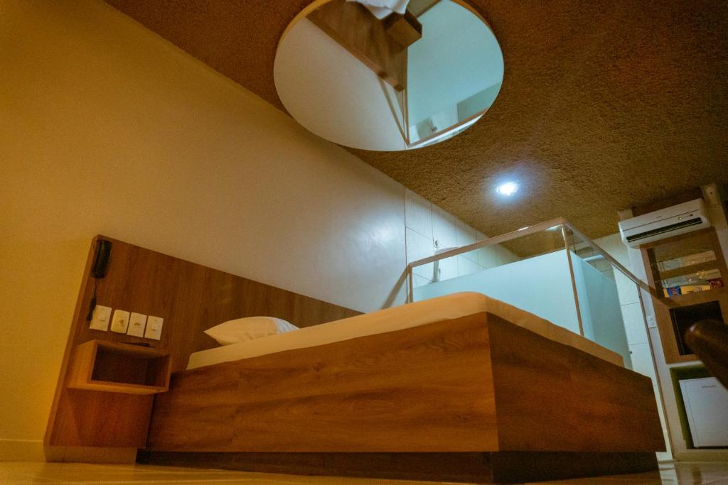 Habitación con escalera y espejo en la pared. en Jardins Motel (Adults Only), en Maceió