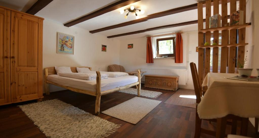 um quarto com uma cama e uma mesa num quarto em Kerti lak em Mór