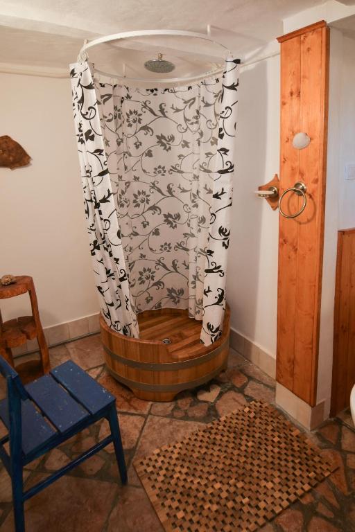 a room with a wooden tub with a shower curtain at Kerti lak in Mór