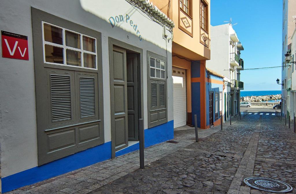 サンタ・クルス・デ・ラ・パルマにあるVivienda Vacacional Don Pedroの建物のある町の石畳の通り