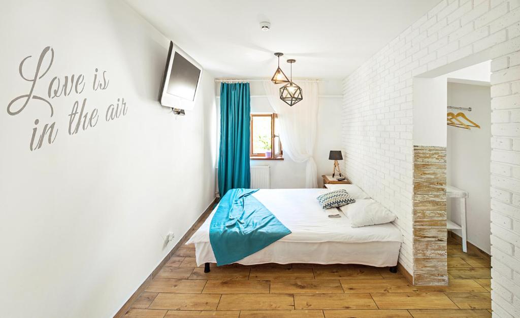 ein Schlafzimmer mit einem Bett und ein Schild, auf dem steht, Liebe ist in der Luft in der Unterkunft Eco Hostel DROVA in Lwiw