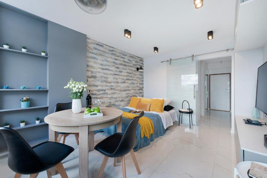 Televízia a/alebo spoločenská miestnosť v ubytovaní P&O Apartments Zgoda
