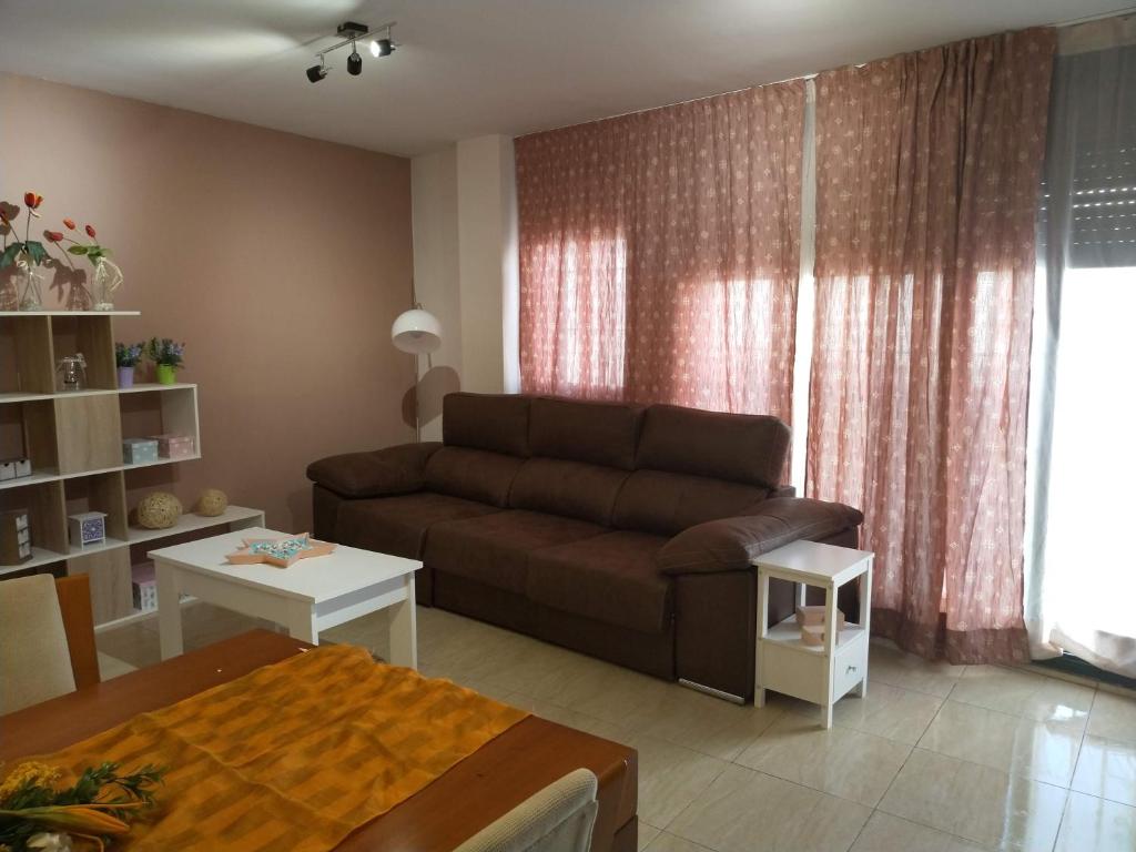 een woonkamer met een bank en een tafel bij Apartamento San Carlos de la Rápita in Sant Carles de la Ràpita