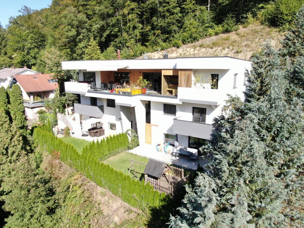 una vista aérea de una casa en una colina en Flamind Holiday Apartments, en Altenberg bei Linz