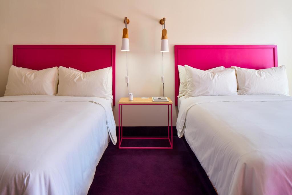 The Saguaro Palm Springs - Queen Room Met Twee Queensize Bedden En Uitzicht Op Het Zwembad