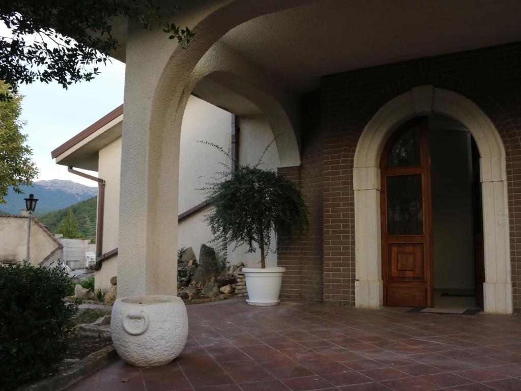 a house with a potted plant in front of a door at Casa Leonardo in Carpinone