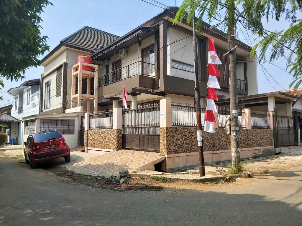 una casa con un coche aparcado delante de ella en TAMA Guesthouse 15 People for Family or Group, en Tangerang