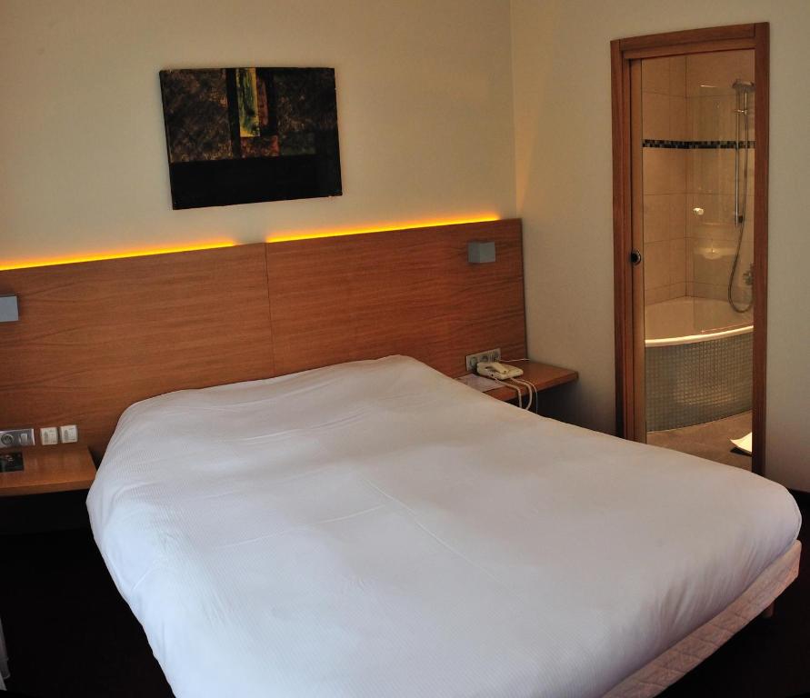 Postel nebo postele na pokoji v ubytování Hôtel Restaurant Logis Auberge Sundgovienne