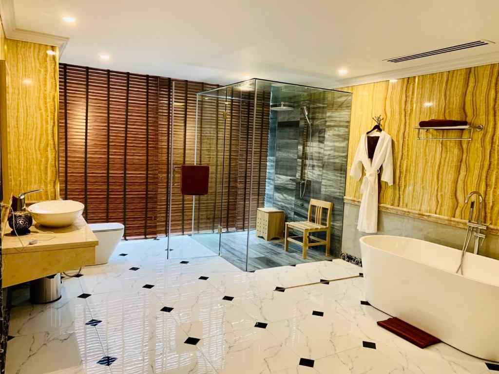 Phòng tắm tại Central Luxury Hạ Long Hotel