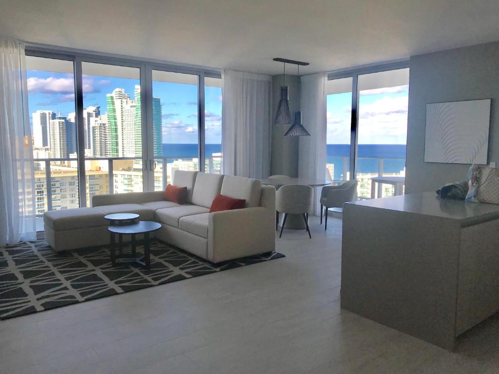 una sala de estar con un sofá y una mesa en Hide House, en Hollywood