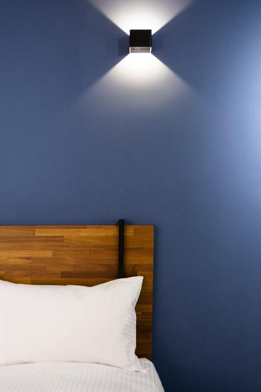 Postel nebo postele na pokoji v ubytování 沐藍輕旅 Mulan Light Inn I 海安路住宿