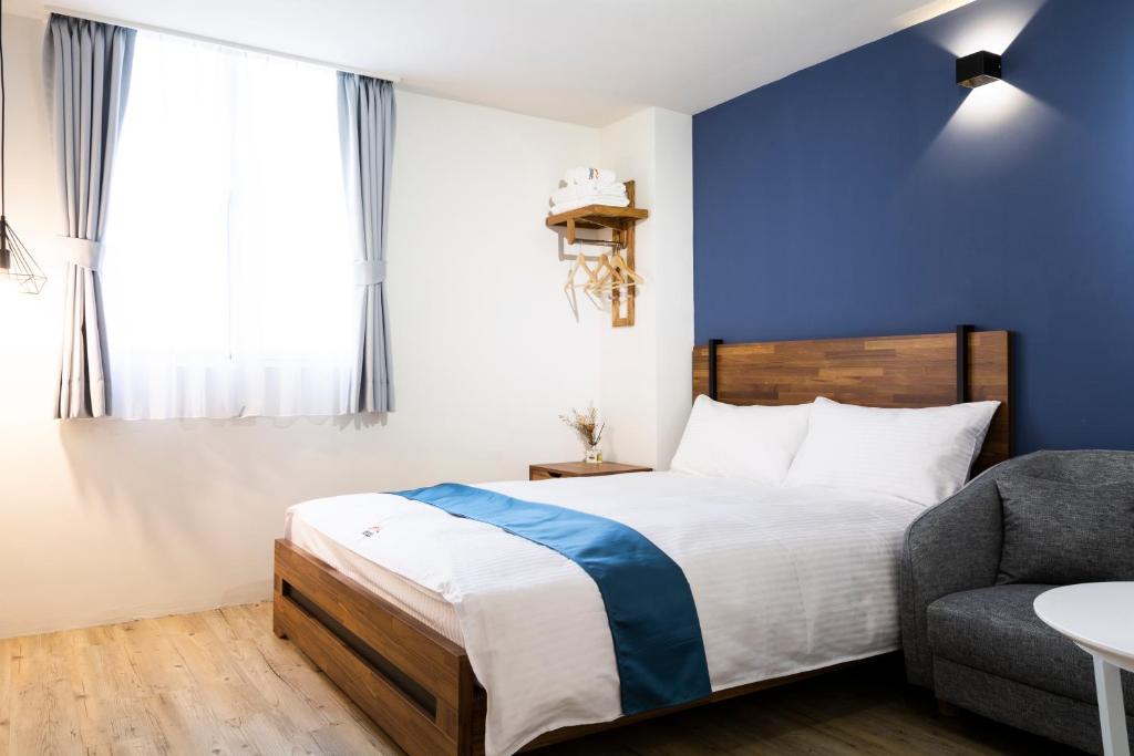 Postel nebo postele na pokoji v ubytování 沐藍輕旅 Mulan Light Inn I 海安路住宿