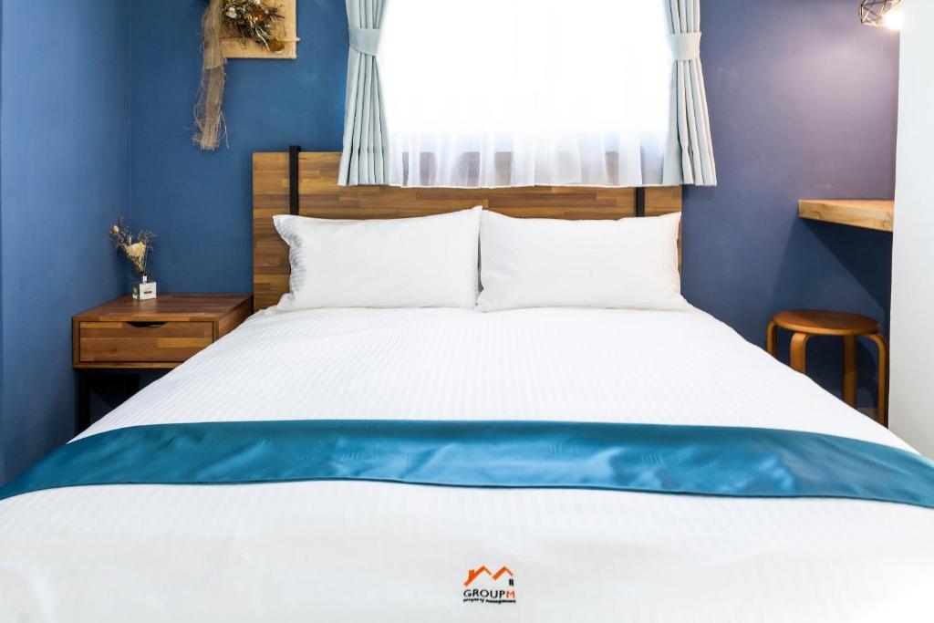 Postel nebo postele na pokoji v ubytování 沐藍輕旅 Mulan Light Inn I 海安路住宿