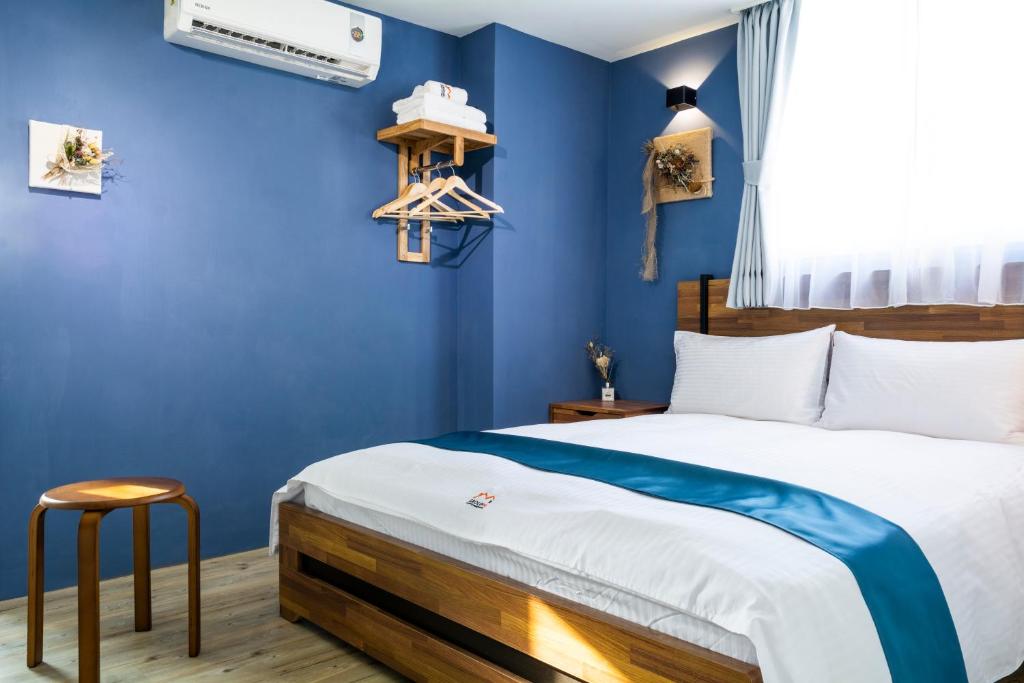 Postel nebo postele na pokoji v ubytování 沐藍輕旅 Mulan Light Inn I 海安路住宿