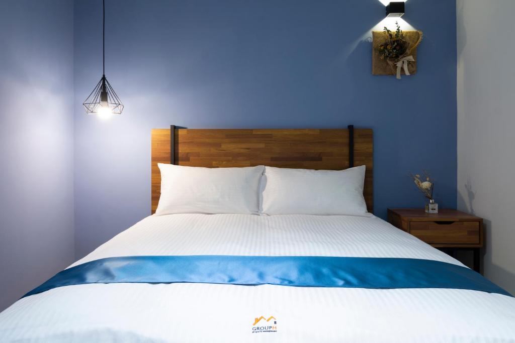 Postel nebo postele na pokoji v ubytování 沐藍輕旅 Mulan Light Inn I 海安路住宿