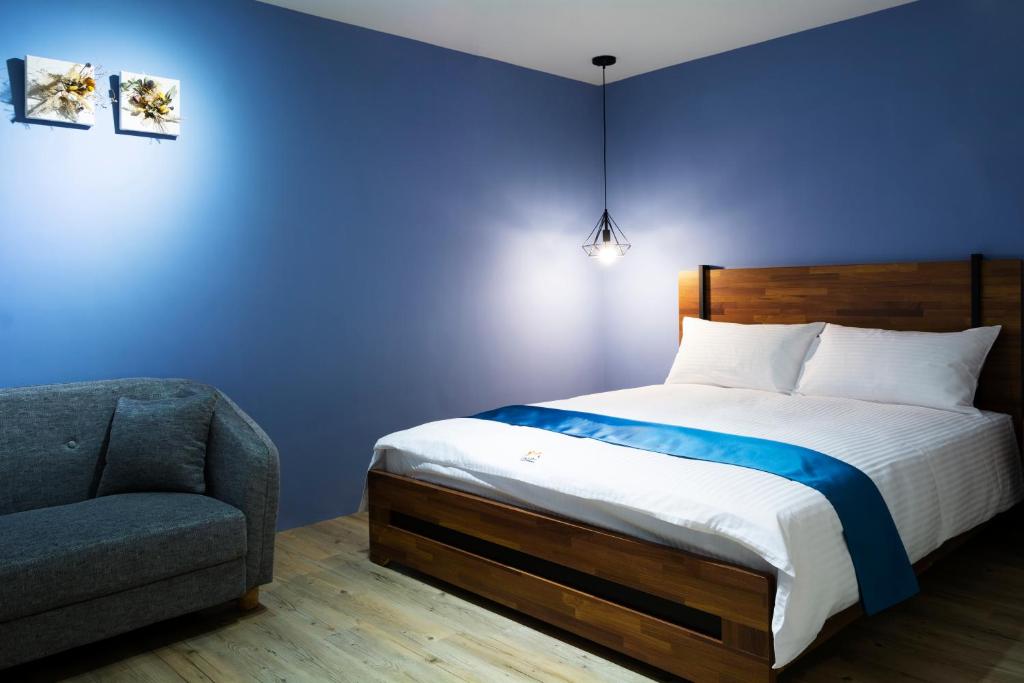 Postel nebo postele na pokoji v ubytování 沐藍輕旅 Mulan Light Inn I 海安路住宿