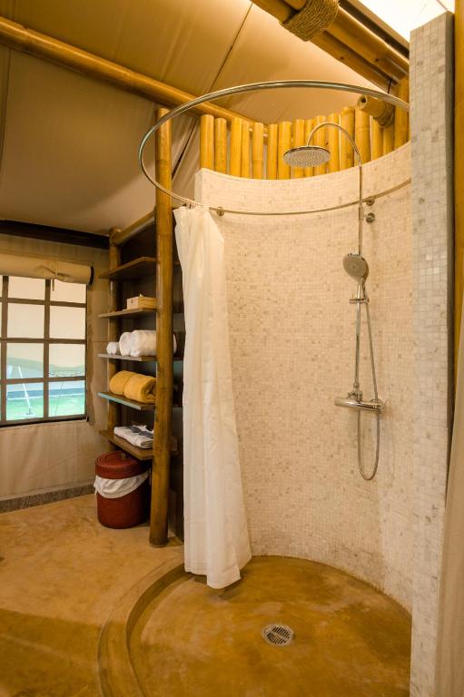 Kúpeľňa v ubytovaní Lala Mukha Tented Resort Khao Yai