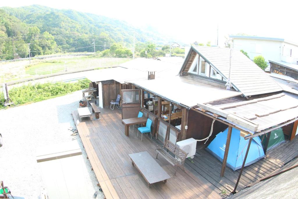 een uitzicht op een huis met terras bij Haryugetu Guesthouse in NASA in Kaiyo