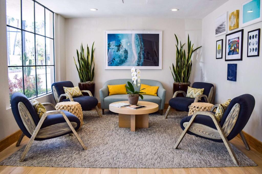 a living room with chairs and a couch and a table at Beachside Inn in Santa Barbara