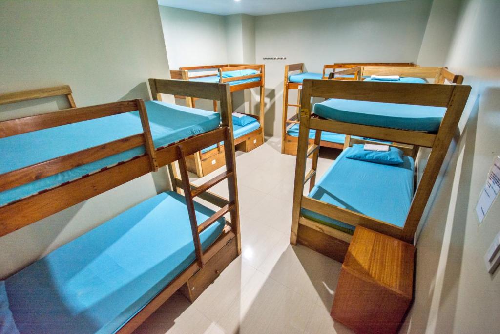 Postel nebo postele na pokoji v ubytování Boracay Backpackers