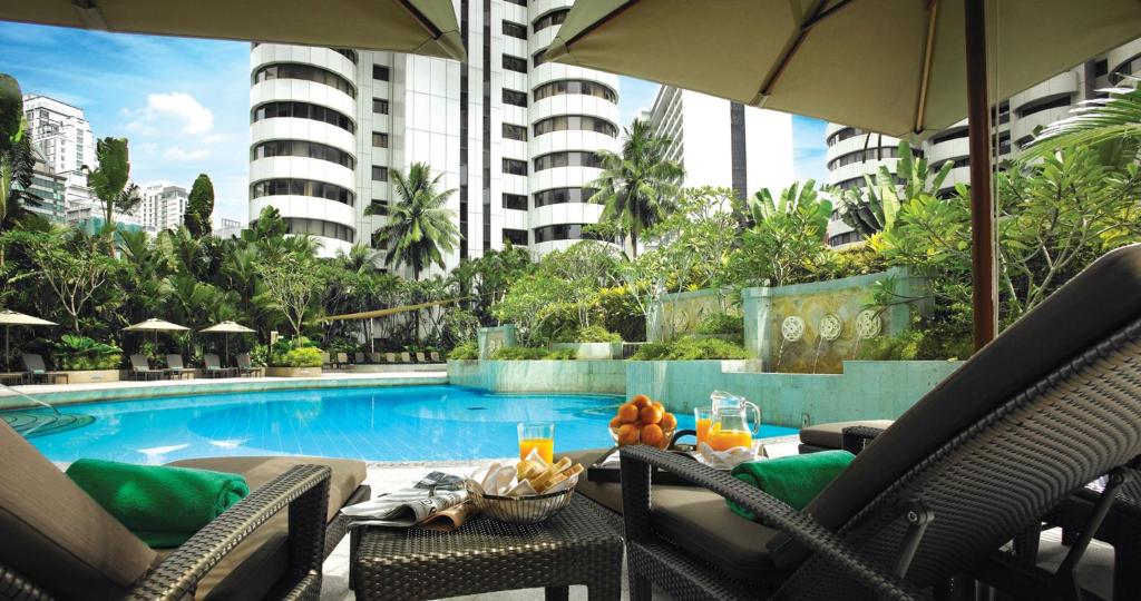 Piscina de la sau aproape de Shangri-La Kuala Lumpur