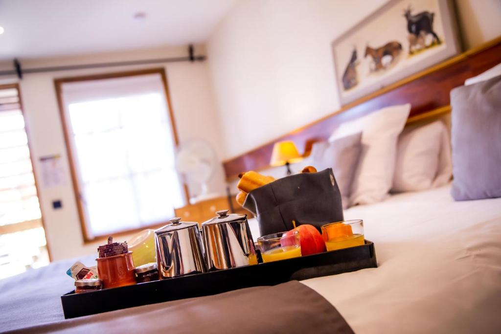 Postel nebo postele na pokoji v ubytování Hotel et Spa Le Lion d'Or