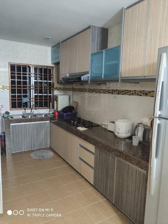 Kuchyň nebo kuchyňský kout v ubytování HOMESTAY GOMBAK PERMAI