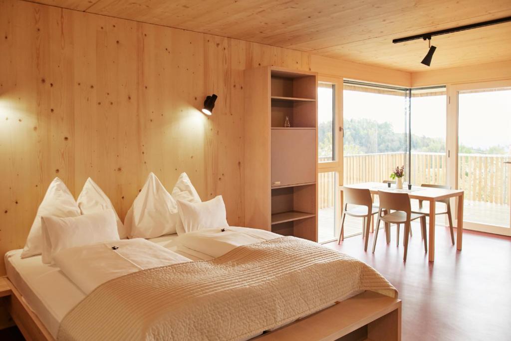 Postel nebo postele na pokoji v ubytování WURZENBERG Hotel Lodges Südsteiermark