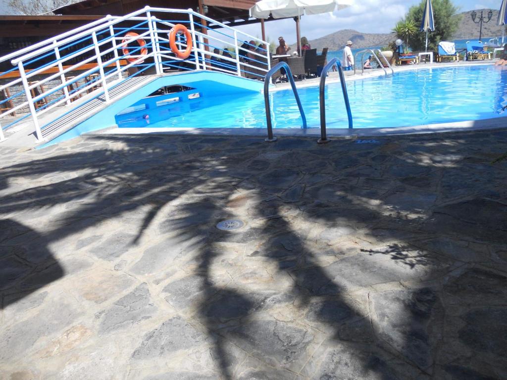 Bazén v ubytování Lena Apartments nebo v jeho okolí