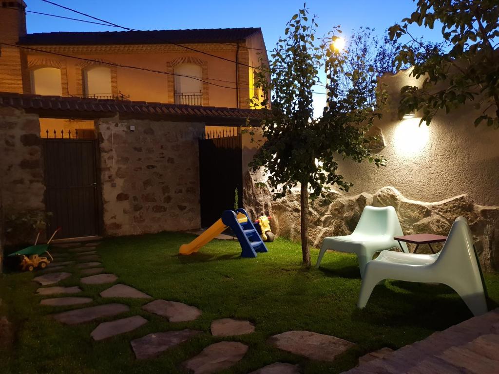 Casa rural y apartamento Entreacebedas I alojamientos con jardín PRIVADO, barbacoa y chimeneas - Three-Bedroom House
