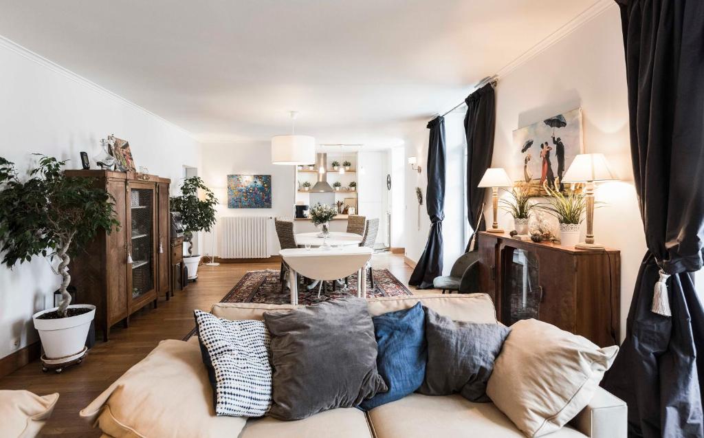 un salon avec un canapé et une table dans l'établissement Sweet Home Paramé Saint Malo Petite vue mer, à Saint-Malo