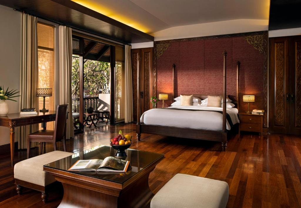 Postel nebo postele na pokoji v ubytování Anantara Angkor Resort