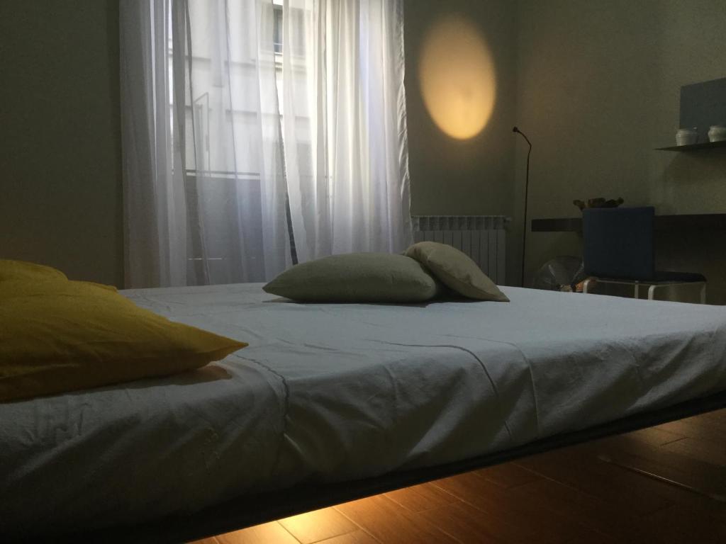 un letto con due cuscini sopra in una camera da letto di Al Massimo by Lago Design a Palermo