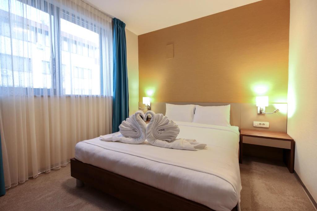 Postel nebo postele na pokoji v ubytování Sky Corner Hotel