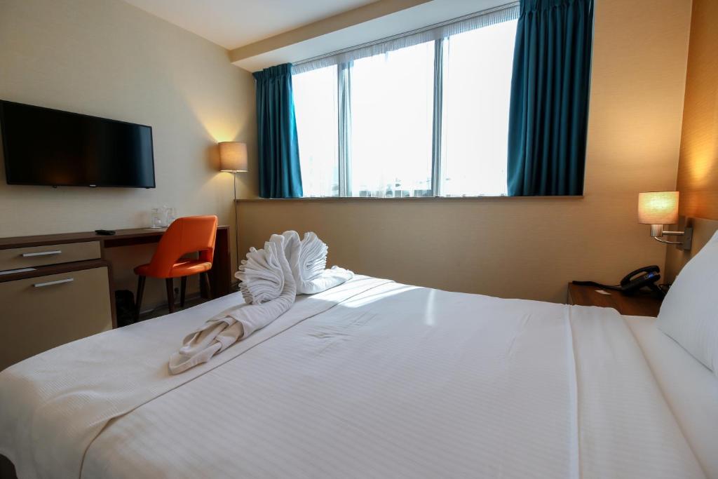 Postel nebo postele na pokoji v ubytování Sky Corner Hotel