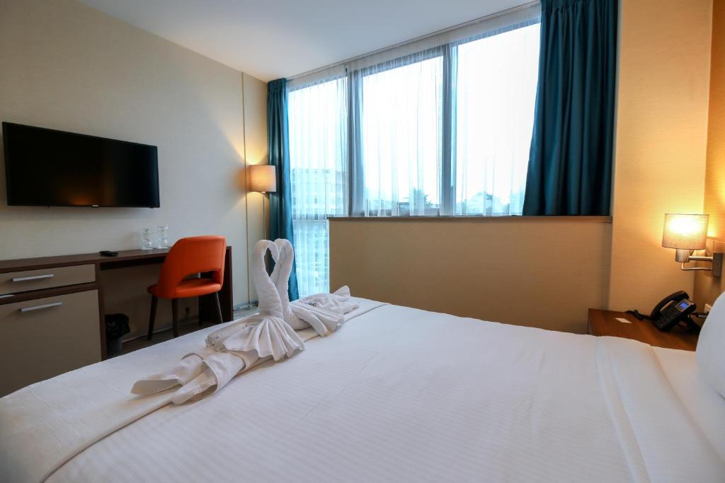 Postel nebo postele na pokoji v ubytování Sky Corner Hotel