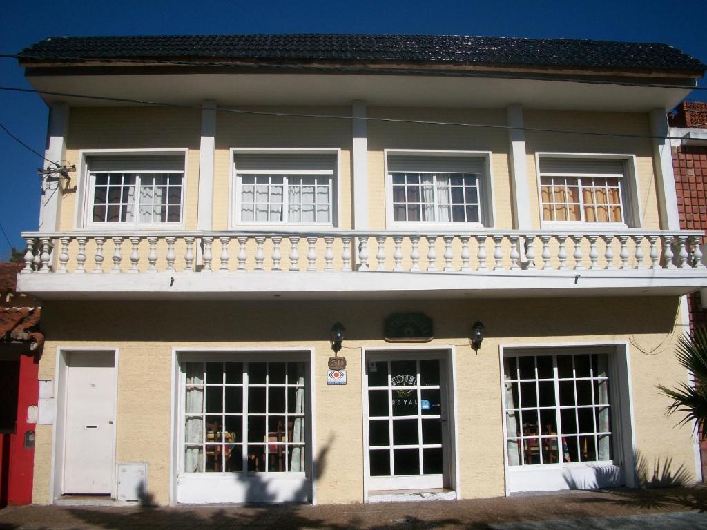 a house with a balcony on top of it at Hotel Royal in San Clemente del Tuyú